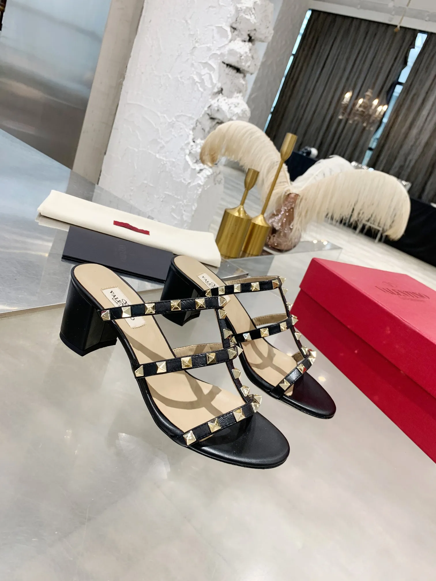 👟👟Ex-factory price 440👟👟 Women's shoes Women's clothing Women's shoes Women's clothing Women's shoes Women's clothing Warren thick heel sandals) VT rivet series is definitely a classic! Since the launch of the Rockstud Collection series, it has become one of the important iconic elements of Valentino! Domineering rivets are a must-have item in every woman’s shoe wardrobe! Created from the original, perfectly reproduced! Heel height: 6 cm, flat bottom, size 34-42, leather outsole